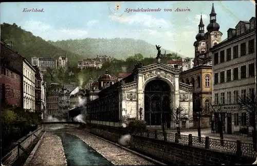 Ak Karlovy Vary Karlsbad Stadt, Blick auf die Sprudel Kolonnade, Flusspartie