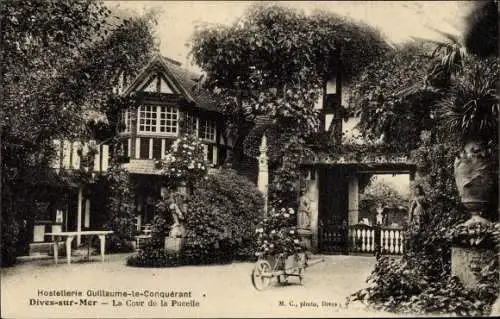 Ak Dives sur Mer Calvados, Intérieur de l´Hostellerie Guillaume le Conquérant, Cour de la Pucelle