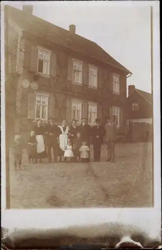 Foto Ak Kassel in Hessen, Personen vor einem Fachwerkhaus