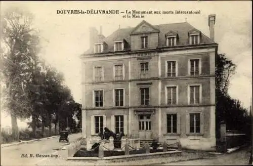 Ak Douvres-la-Délivrande Calvados, Mairie et Monument aux Morts