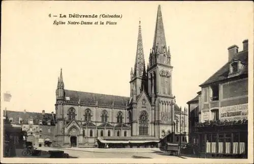 Ak La-Délivrande Calvados, Église Notre Dame et la Place