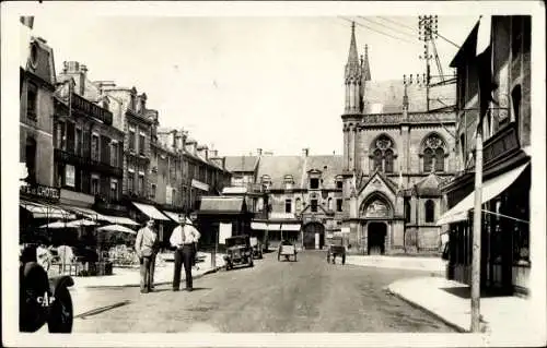 Ak La-Délivrande Calvados, Place et la Basilique