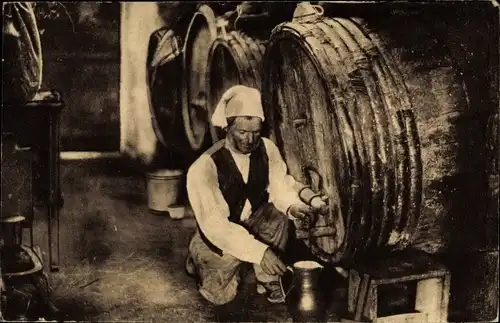 Ak Normandie, Mann in Volkstracht im Weinkeller