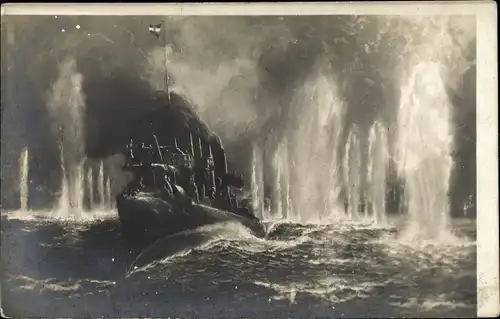 Künstler Ak Österreichisches Kriegsschiff, Rapidkreuzer im feindlichen Feuer, KuK Kriegsmarine