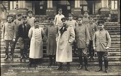 Ak Generalfeldmarschall Paul von Hindenburg mit seinem Stabe, Ludendorff