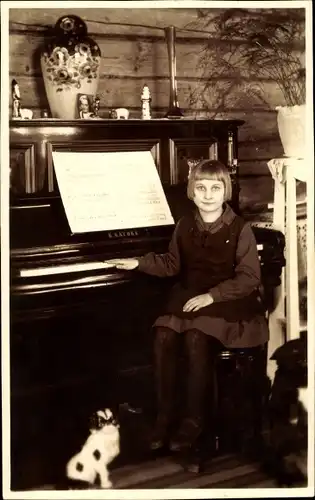 Foto Ak Mädchen am Klavier, Portrait