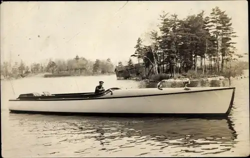 Foto Ak Mann in einem Motorboot