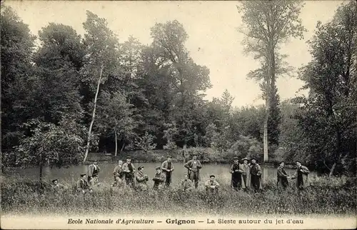Ak Thiverval Grignon Yvelines, La Sieste autour du jet d'eau, École Nationale d'Agriculture