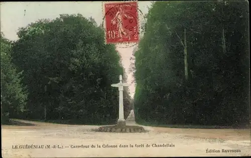 Ak Guédéniau Maine et Loire, Carrefour de la Colonne dans la fôret de Chandellais