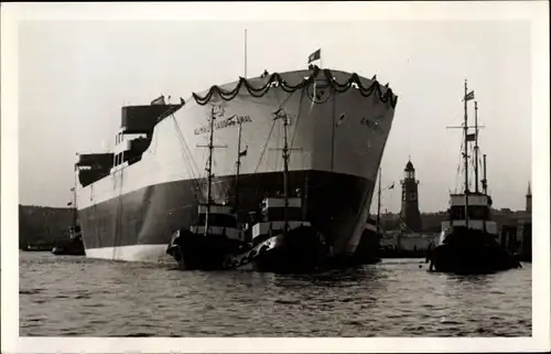 Foto Ak Bugansicht von einem Dampfschiff, Leuchtturm im Hintergrund