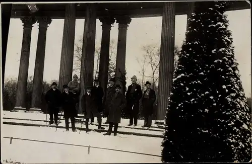 Foto Ak Potsdam in Brandenburg, Gruppenbild, Kolonnaden, Schloss Sanssouci, 1920