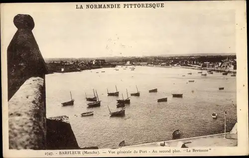 Ak Barfleur Manche, Vue générale du Port, Au second plan, La Bretonne