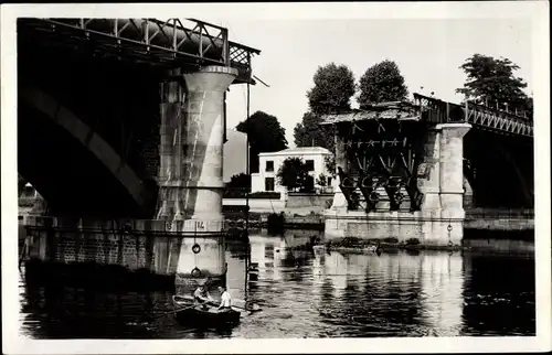 Ak Rueil Hauts-de-Seine, Le Pont du Chemin de Fer 1940, Ruderboot