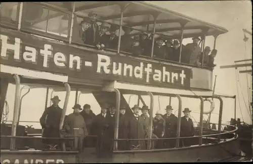 Foto Ak Hamburg, Hafenrundfahrt, Personen auf einem Dampfer