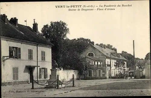 Ak Vert le Petit Essonne, La Poudrerie du Bouchet, Statue de Duquesne, Place d'Armes