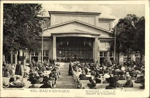 Ak Bad Kissingen Unterfranken Bayern, Wandelhalle, Konzert im Kurgarten