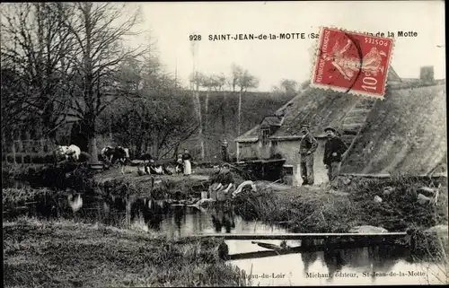Ak Saint Jean de la Motte Sarthe, Wäscherinnen am Flussufer