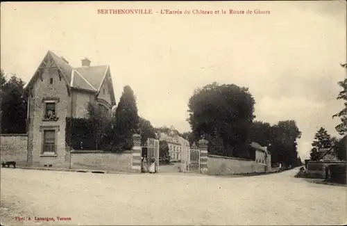 Ak Berthenonville Eure, L'Entree du Chateau et la Route de Gisors