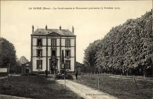 Ak La Barre Eure, La Gendarmerie et Monument provisoire