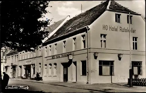 Ak Lindow in der Mark, Ortspartie mit HO Hotel Ratskeller