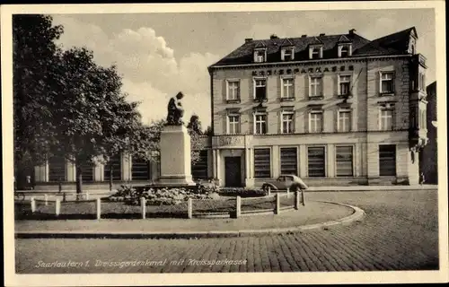 Ak Saarlautern Saarlouis im Saarland, Dreißigerdenkmal mit Kreissparkasse