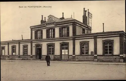 Ak Pontorson Manche, La Gare, Bahnhof, Straßenseite