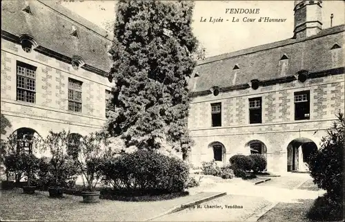 Ak Vendôme Loir et Cher, La Lycée, La Cour d'Honneur