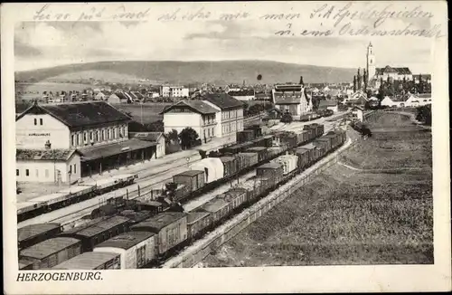 Ak Herzogenburg in Niederösterreich, Bahnhof, Gleisansicht mit Panorama vom Ort