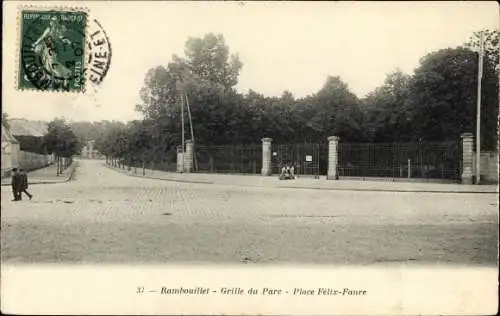 Ak Rambouillet Yvelines, Grille du Parc, PLace Felix Faure