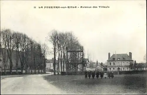 Ak La Ferriere sur Risle Eure, Avenue des Tilleuls