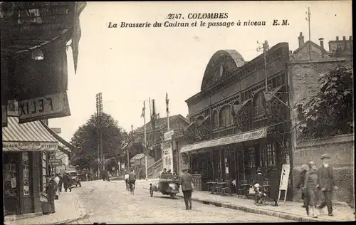 Ak Colombes Hauts de Seine, La Brasserie du Cardon et le passage a niveau