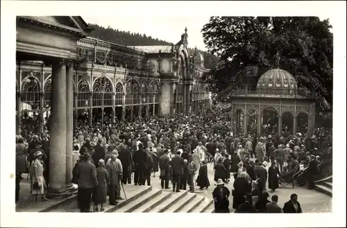 Ak Mariánské Lázně Marienbad Region Karlsbad, Morgen beim Kreuzbrunnen