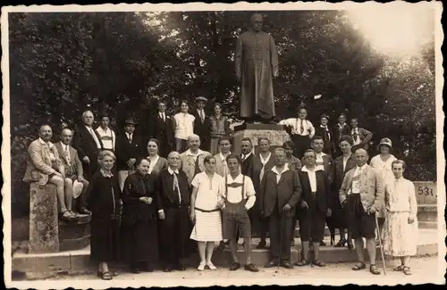 Foto Ak Bad Wörishofen im Unterallgäu, Kneipp Denkmal, Gruppenbild