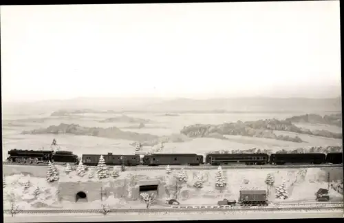 Foto Ak Dampfeisenbahn, Lokomotive, Tunnel, Winterlandschaft