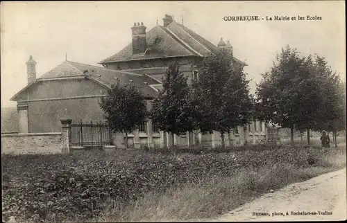 Ak Corbreuse Essonne, Mairie et les Ecoles, vue générale