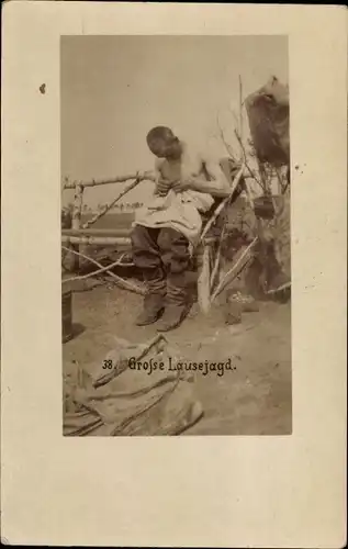 Foto Ak Große Lausejagd, Soldat sucht Läuse