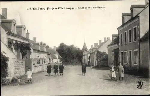 Ak Farges Allichamps Cher, En Berry, Route de la Celle Bruère, enfants