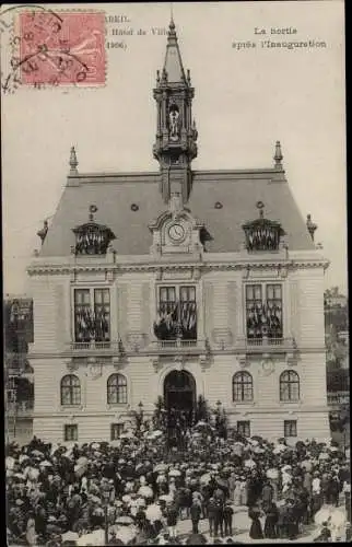 Ak Corbeil Essonne, nouveau Hôtel de Ville, sortie après l'Inauguration, spectateurs