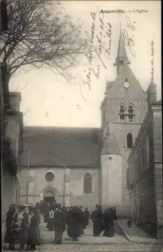 Ak Angerville Essonne, L'Église, vue générale, croyants