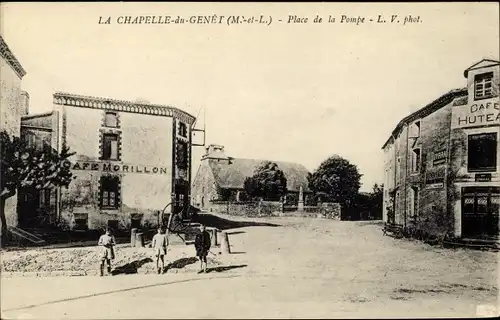 Ak La Chapelle-du-Genêt Maine et Loire, Place de la Pompe, Café Morillon