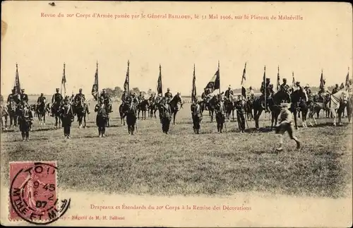 Ak Malzeville Meurthe et Moselle, Drapeaux et Etendards du 20e Corps a la Remise des Decorations