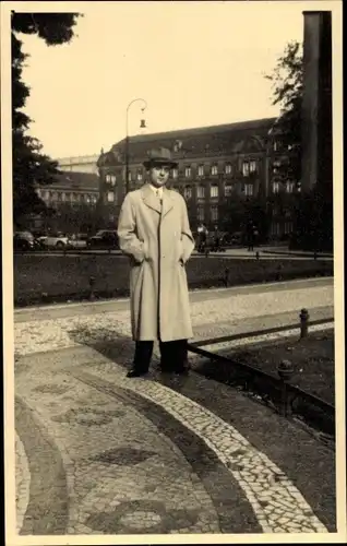 Ak Berlin, Mann im Mantel, Gendarmenmarkt?