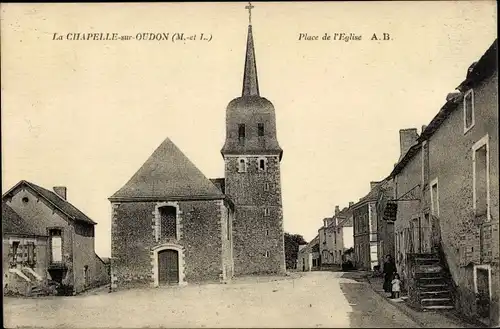 Ak Chapelle Saint Oudon Maine-et-Loire, Place de l'Eglise