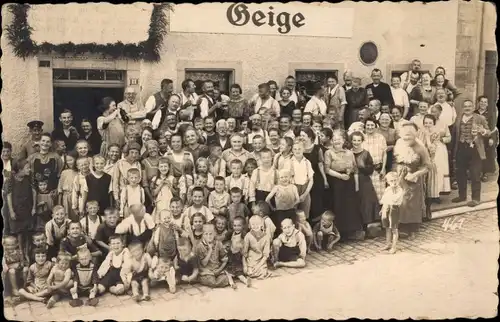 Foto Ak Roßwein in Sachsen, Personen vor dem Restaurant Geige