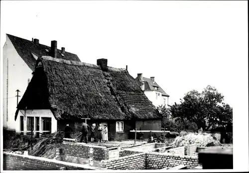 Foto Garstedt in Niedersachsen, Alte Strohdachkate am Anfang der Ohechaussee, 1953