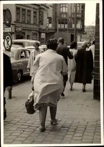 Foto Ak Hamburg, Passanten auf Gehweg, Thema "Die fette Frau im Stadtbild"