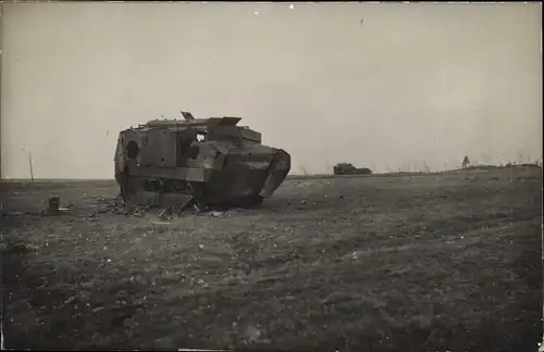 Foto Ak Zerstörter russischer Panzer, I. WK, Ostfront 1917