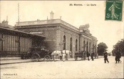 Ak Mantes Yvelines, La Gare, Bahnhof, Straßenseite, Kutschen