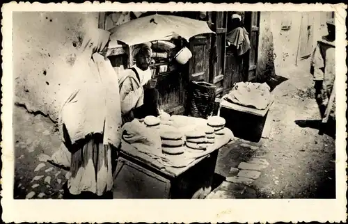 Ak Scenes et Types, Le Marchand de pain, Brothändler, Maghreb