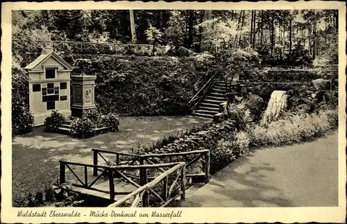 Ak Eberswalde im Kreis Barnim, Mücke Denkmal am Wasserfall